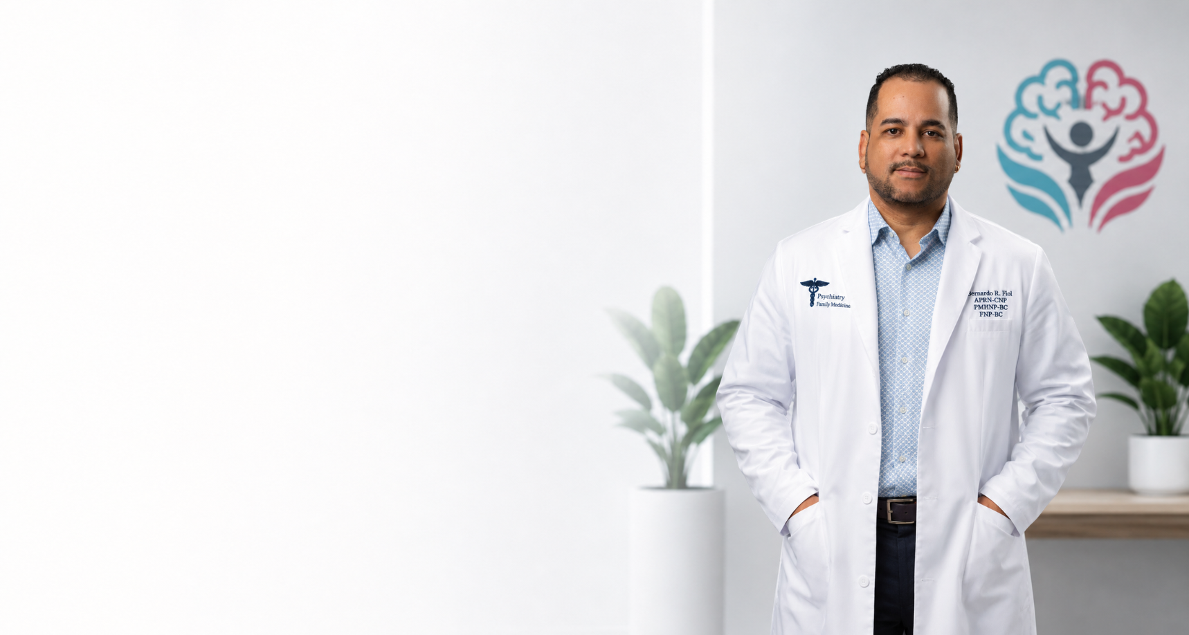 Bernardo Revilla Fiol, provider at Clínica Latina Salud Mental, in a bright clinical setting.