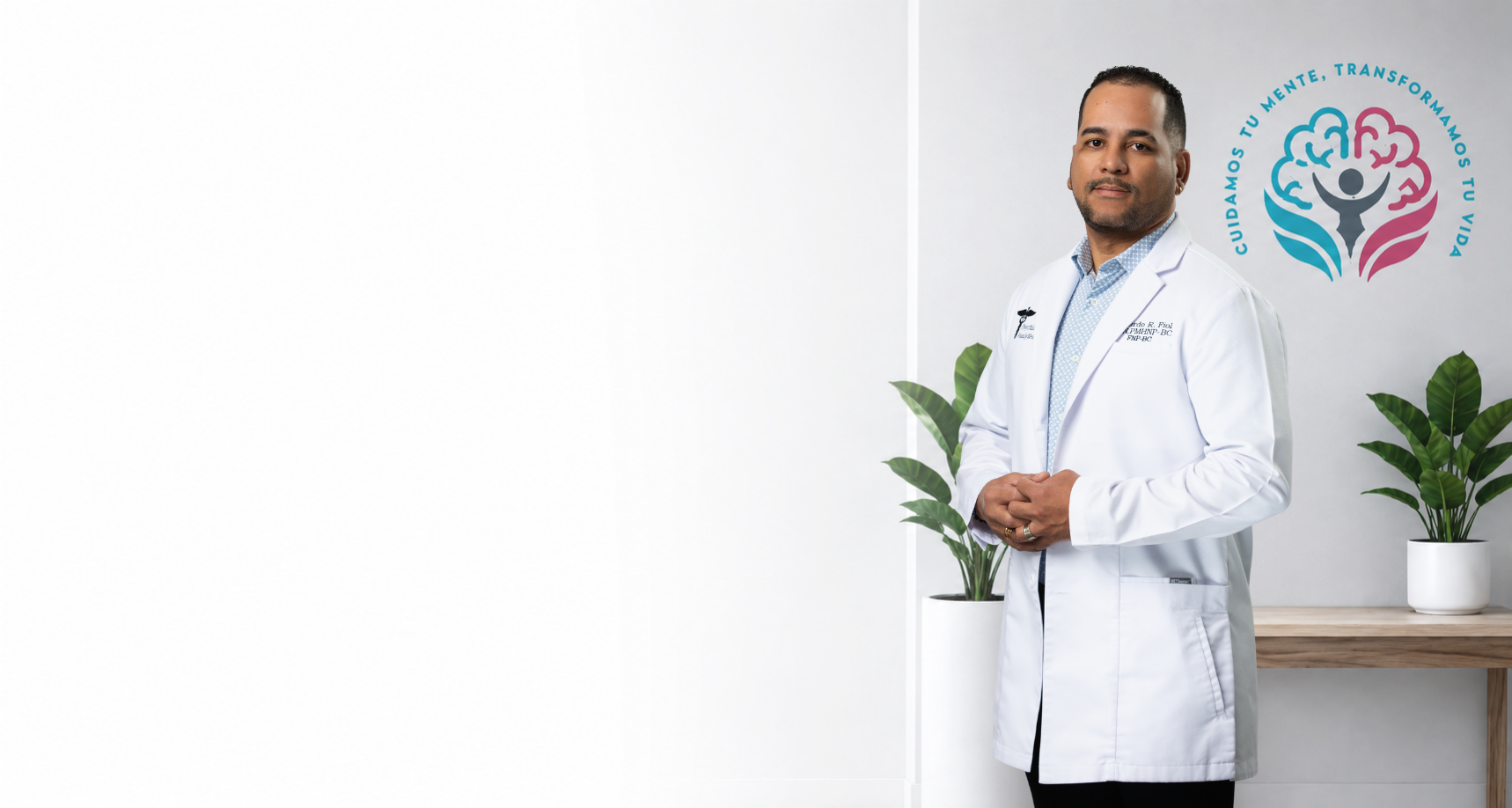 Bernardo Revilla Fiol, proveedor de Clínica Latina Salud Mental, en un ambiente clínico claro.